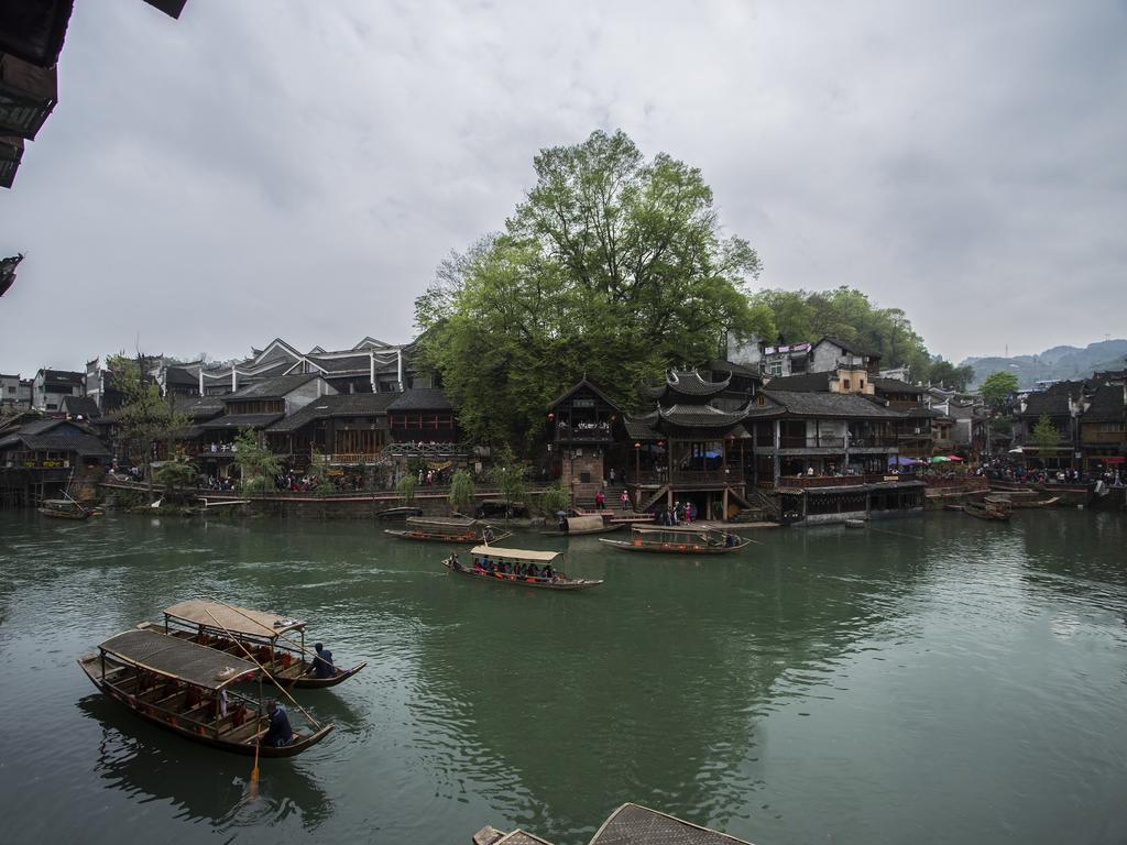 Lqj Riverside Guest House Фенян Екстериор снимка